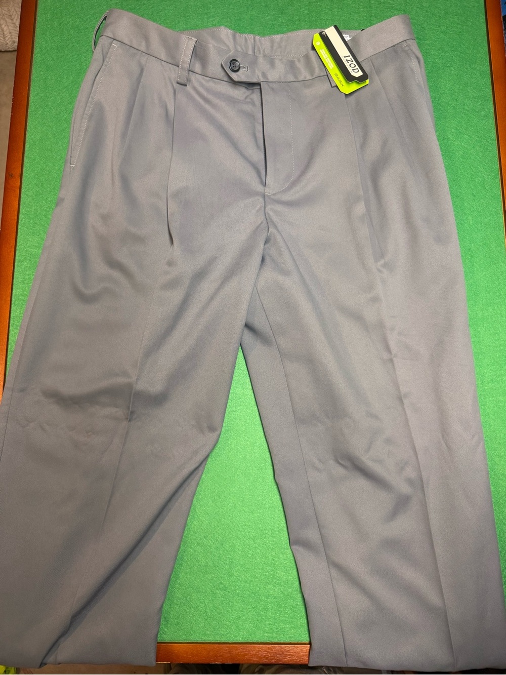 Izod Men's Pleated Dress Pants - Light Gray